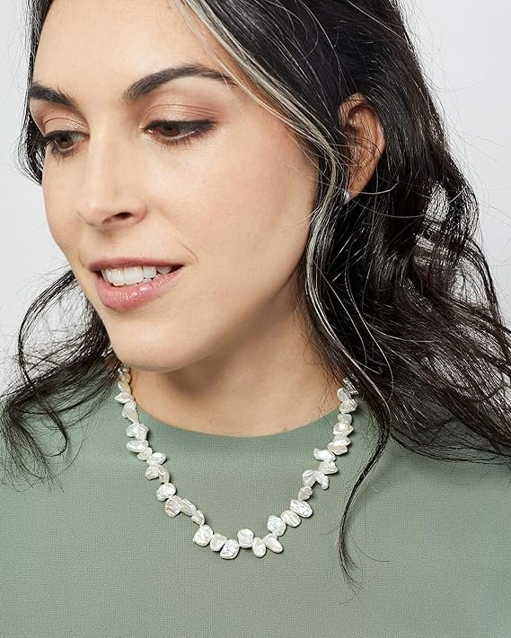 mujer con collar de perlas de agua dulce